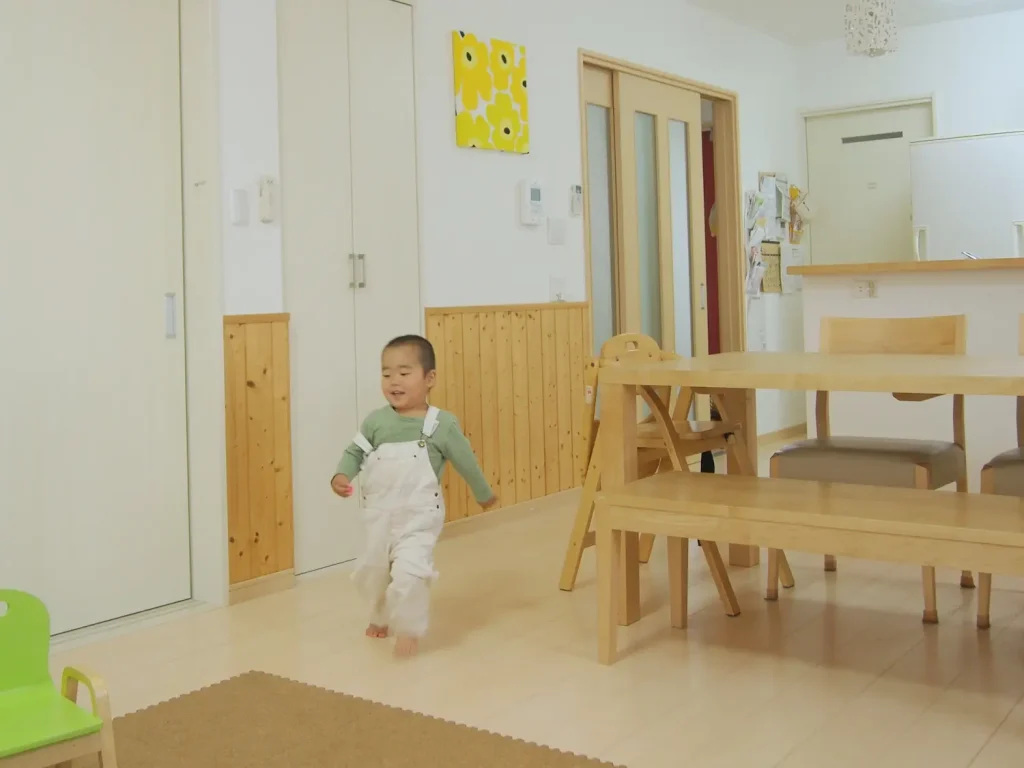 リビングダイニングを歩く男の子