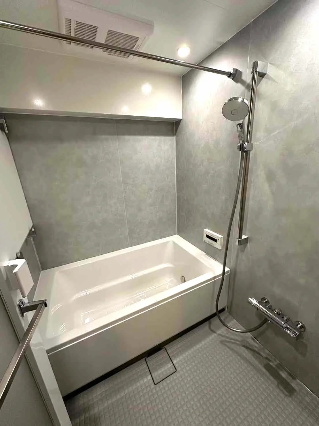 壁と床がグレーの浴室