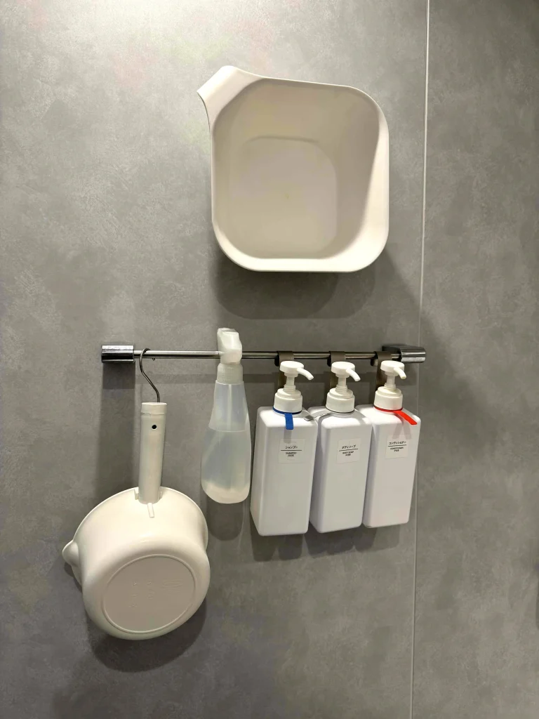 洗面容器、スプレー、シャンプー類の壁面収納