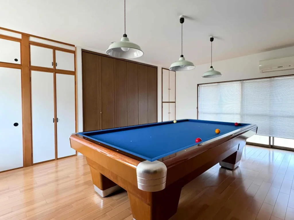 ビリヤード台がある部屋