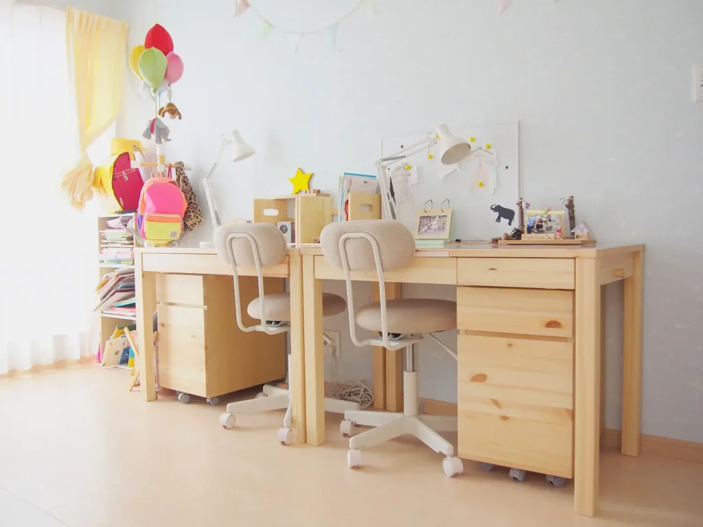 ２つ並べられた木製の学習机