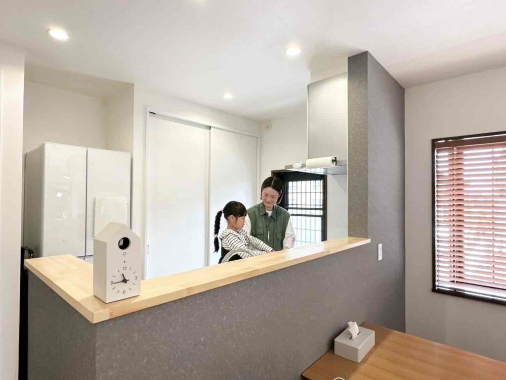 キッチンにいる母親と女の子