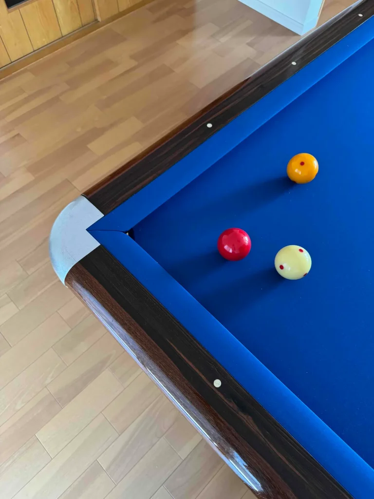 ビリヤード台に乗っているビリヤードの玉