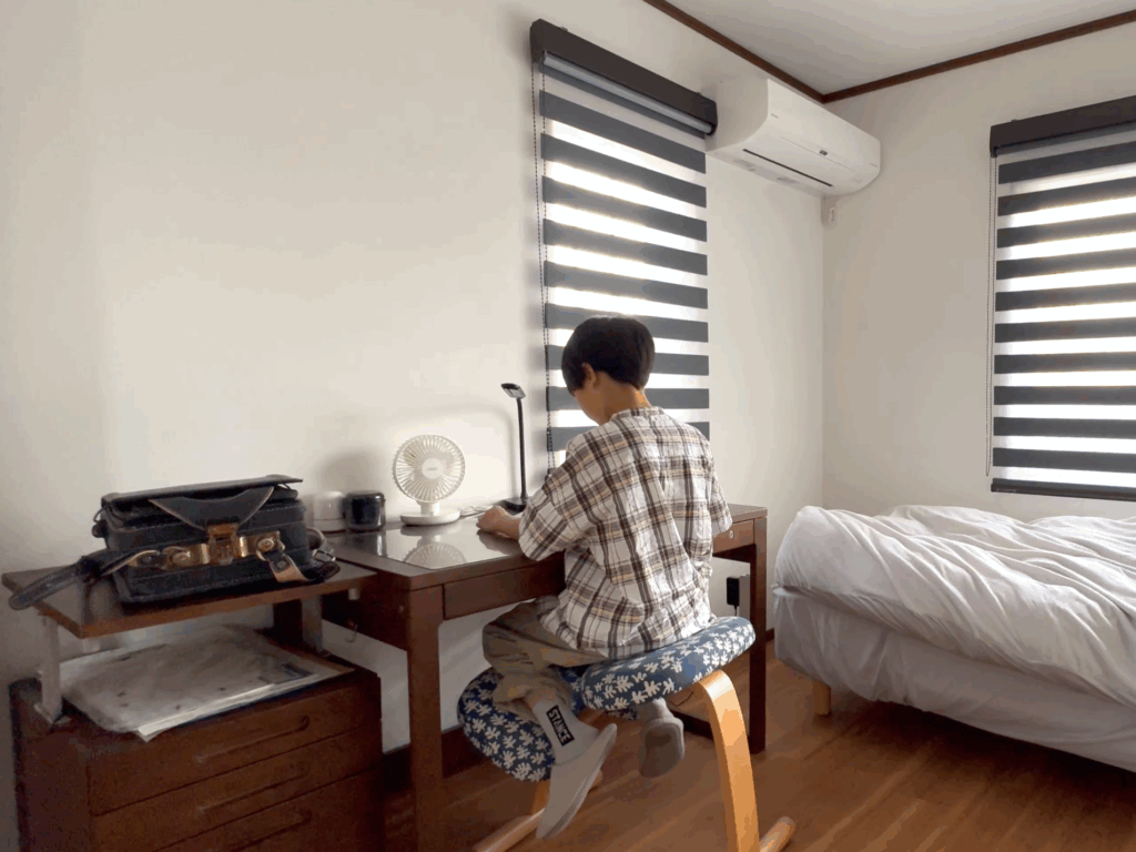 子供部屋で机に向かう子供