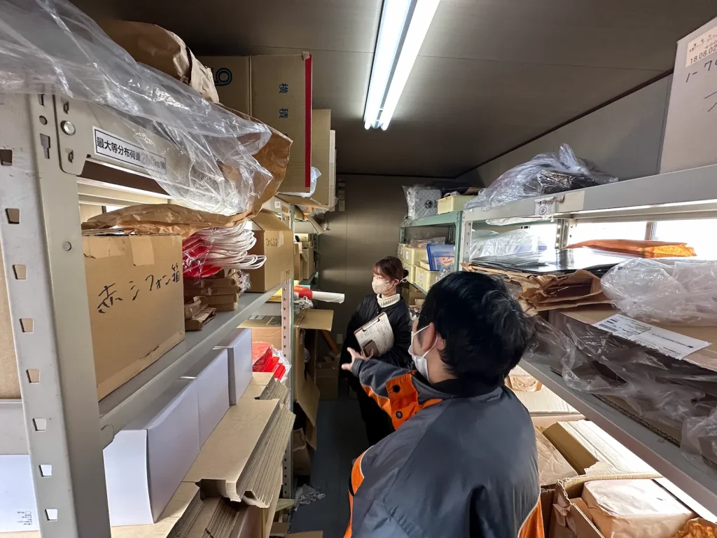 倉庫内にいる男性と女性