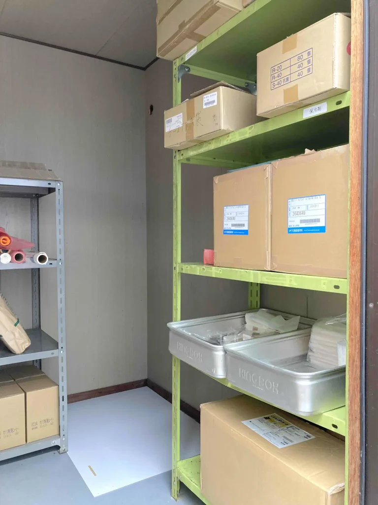 棚に物が置かれている倉庫