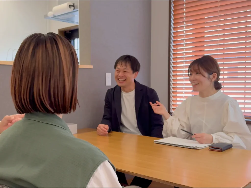 笑顔で話をしている男女