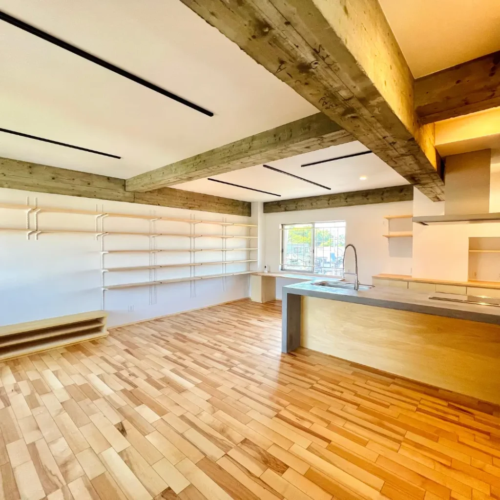 キッチンとその周辺の広々としたスペース