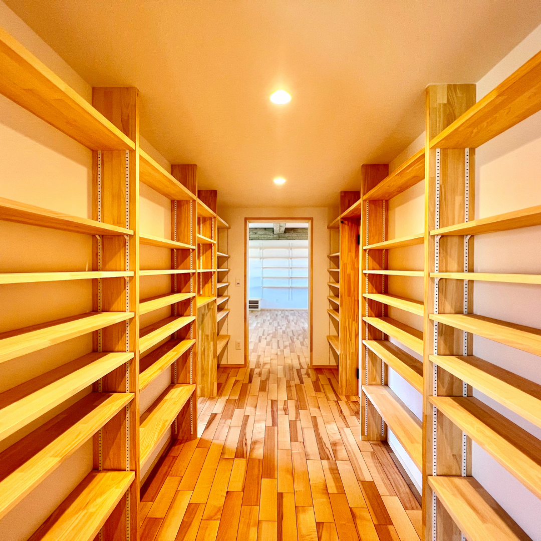 両側に棚がある通路。棚板は可動式になっている。