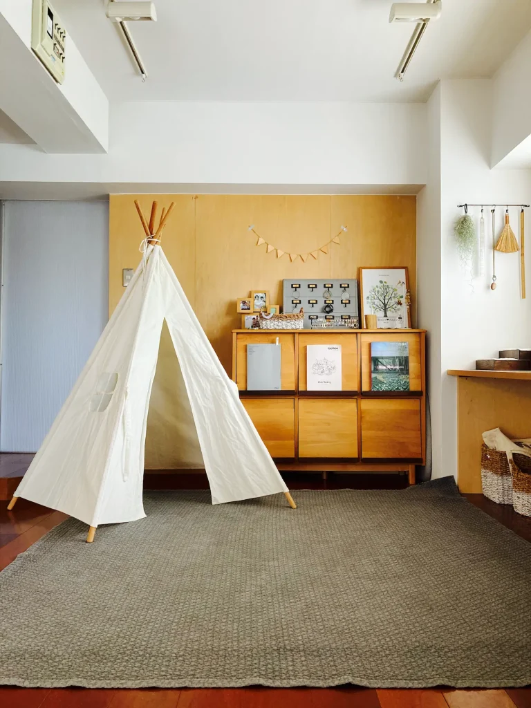 子供用テントやディスプレイ本棚で整えられたこだわりのスペース