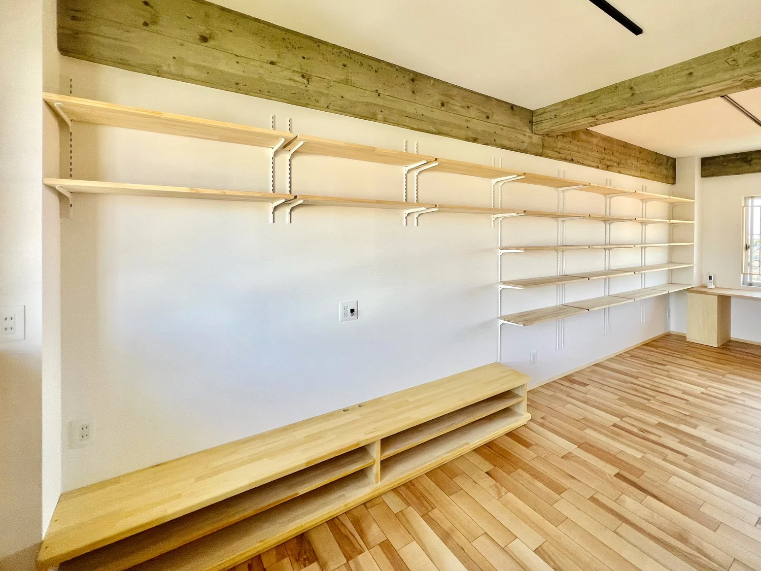 リフォーム後のリビング。大きな棚が壁に設置されている。