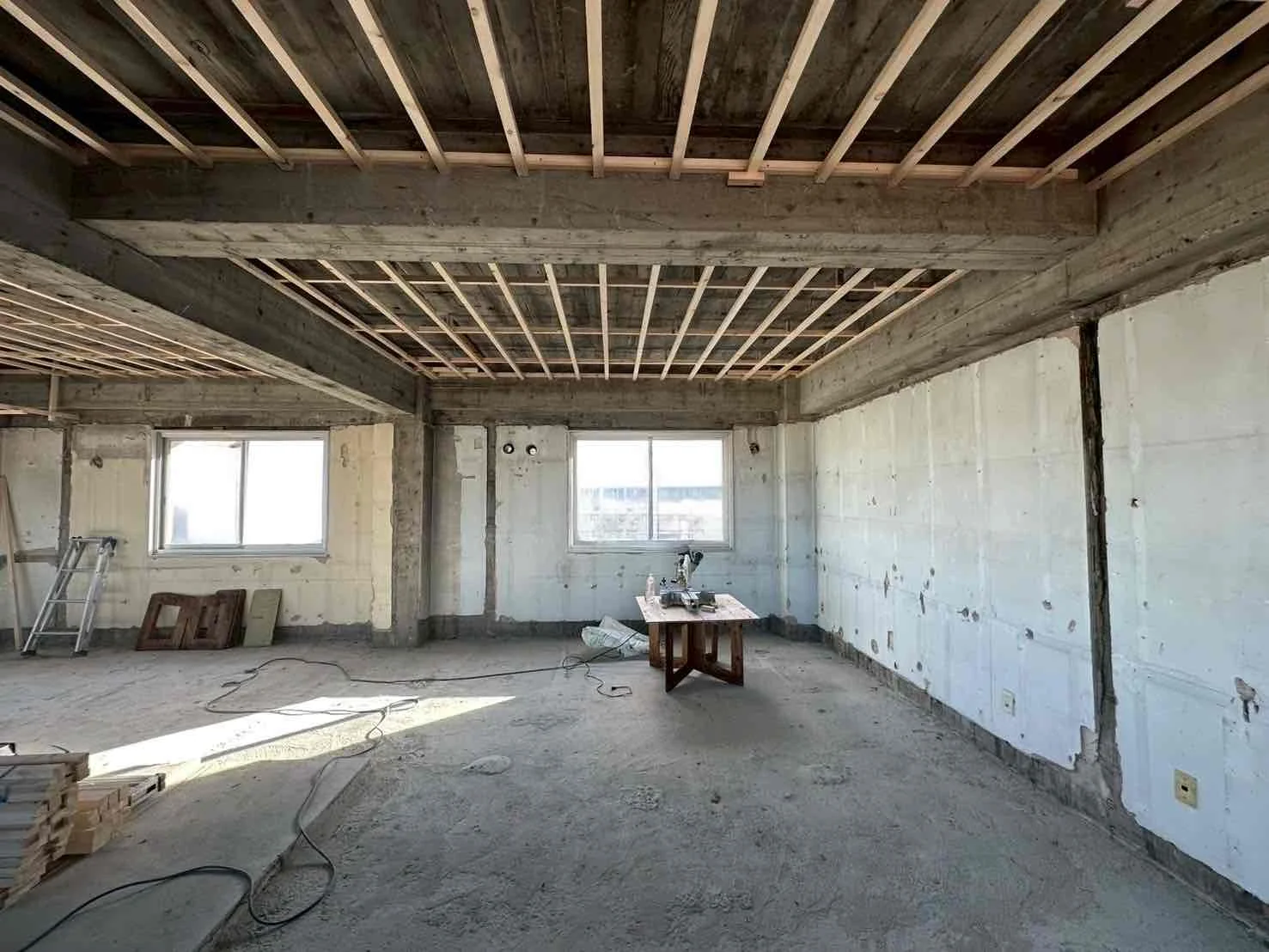 リフォーム中の室内。コンクリート打ち放し。