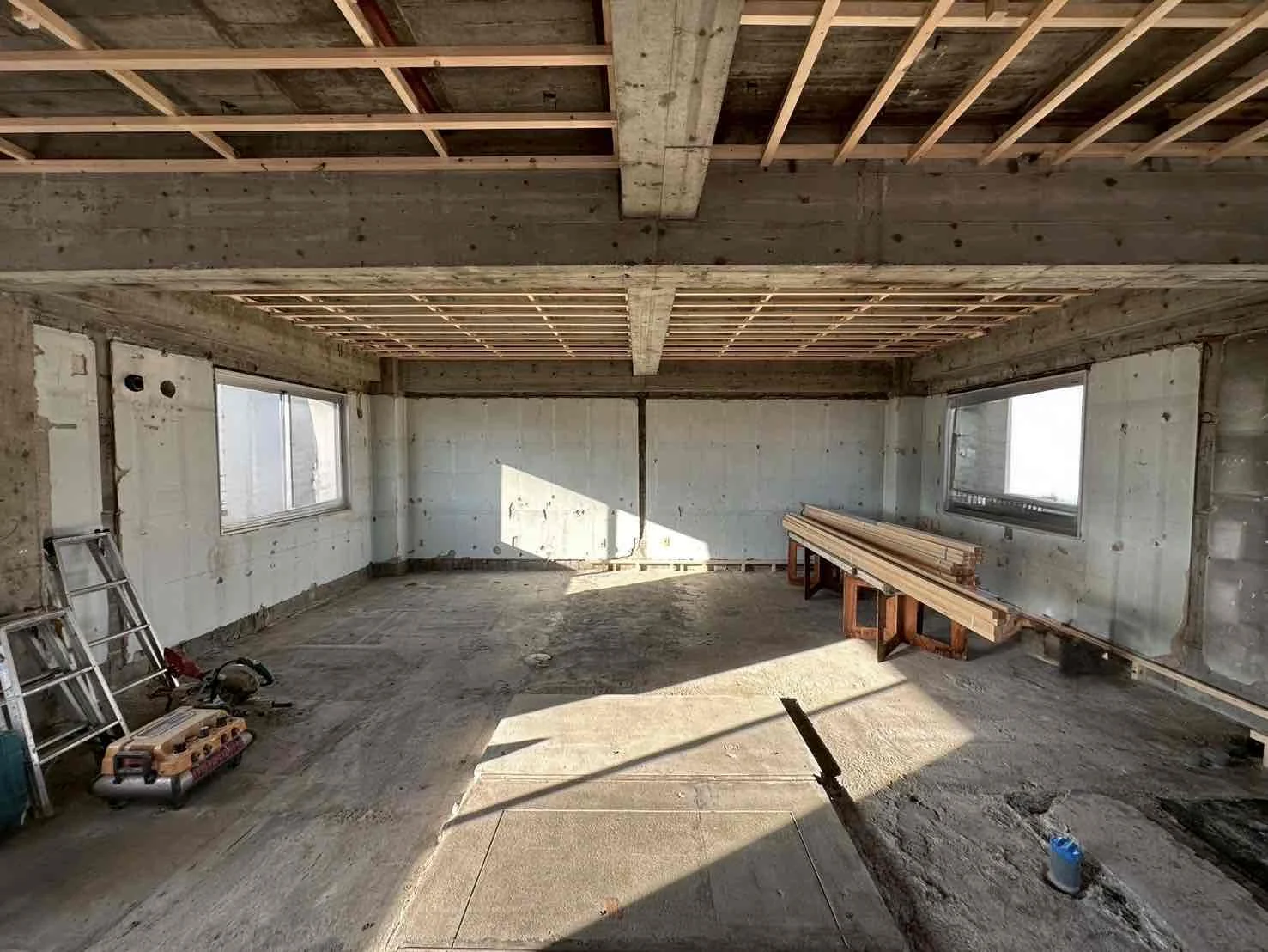 リフォーム中の、コンクリート打ち放しの室内