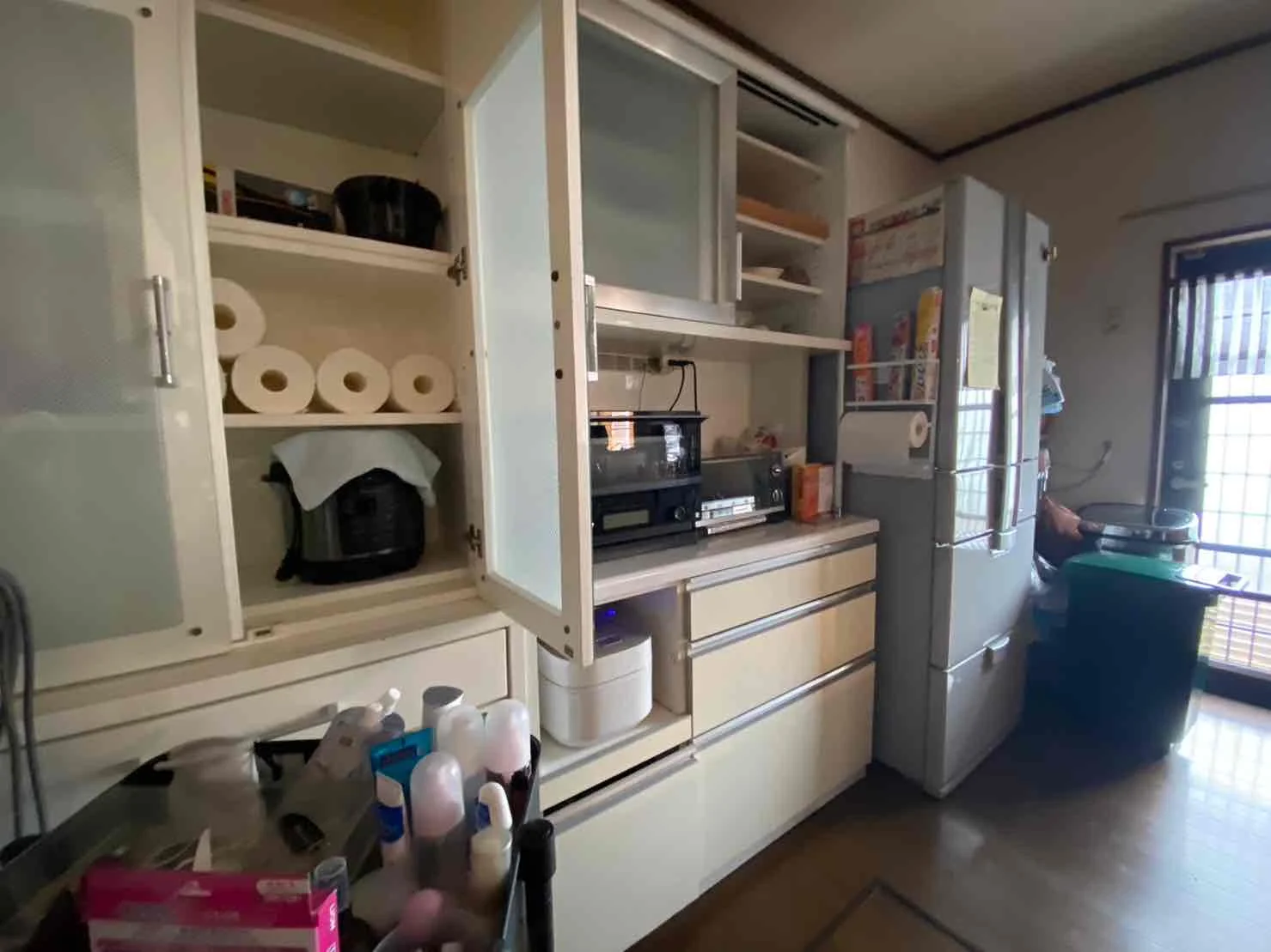 リフォーム前のキッチンの様子。大きな棚に物が置かれている。