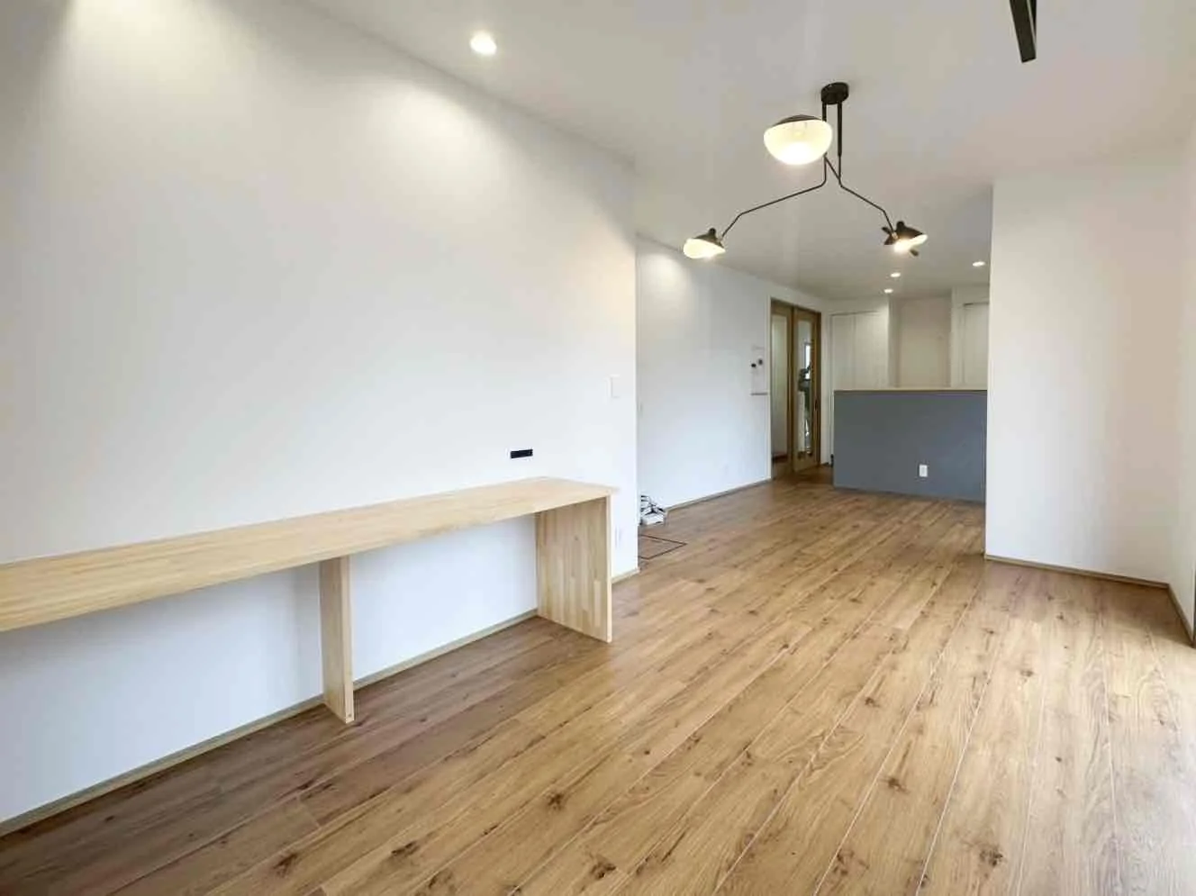 リフォーム後のダイニング。白い壁紙と床の木目で広々とした明るい雰囲気