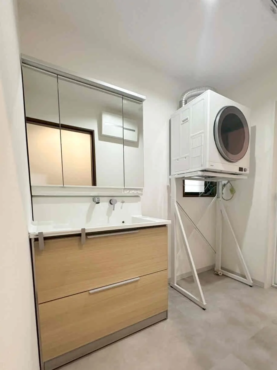 リフォーム後の洗面所。スッキリとした明るい雰囲気。