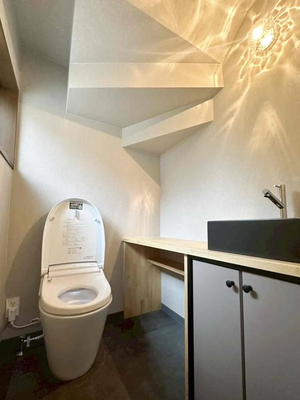 リフォーム後のトイレ。明るく落ち着いた雰囲気。