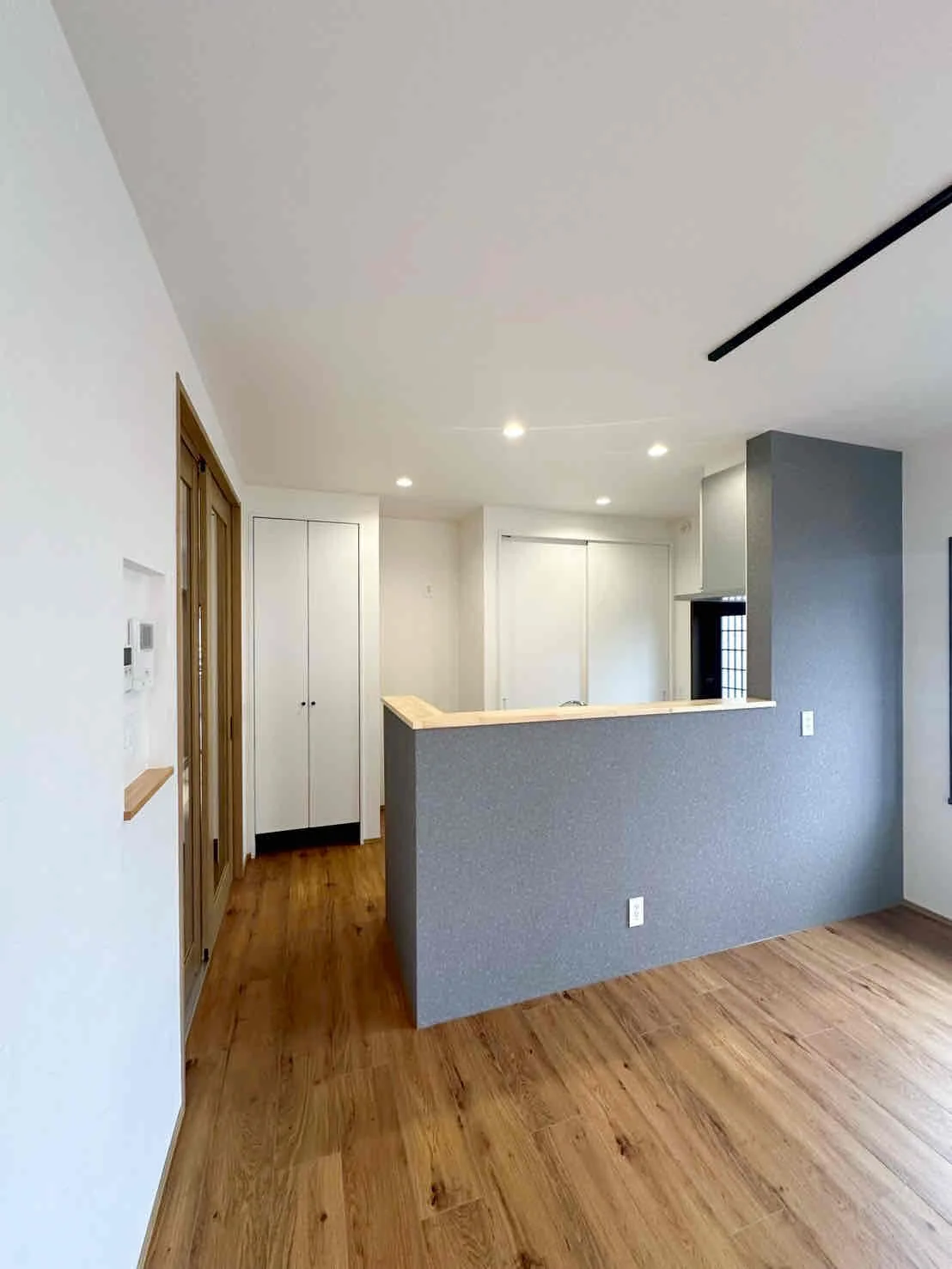 リフォーム後のキッチン。グレーの壁紙で落ち着いた雰囲気。