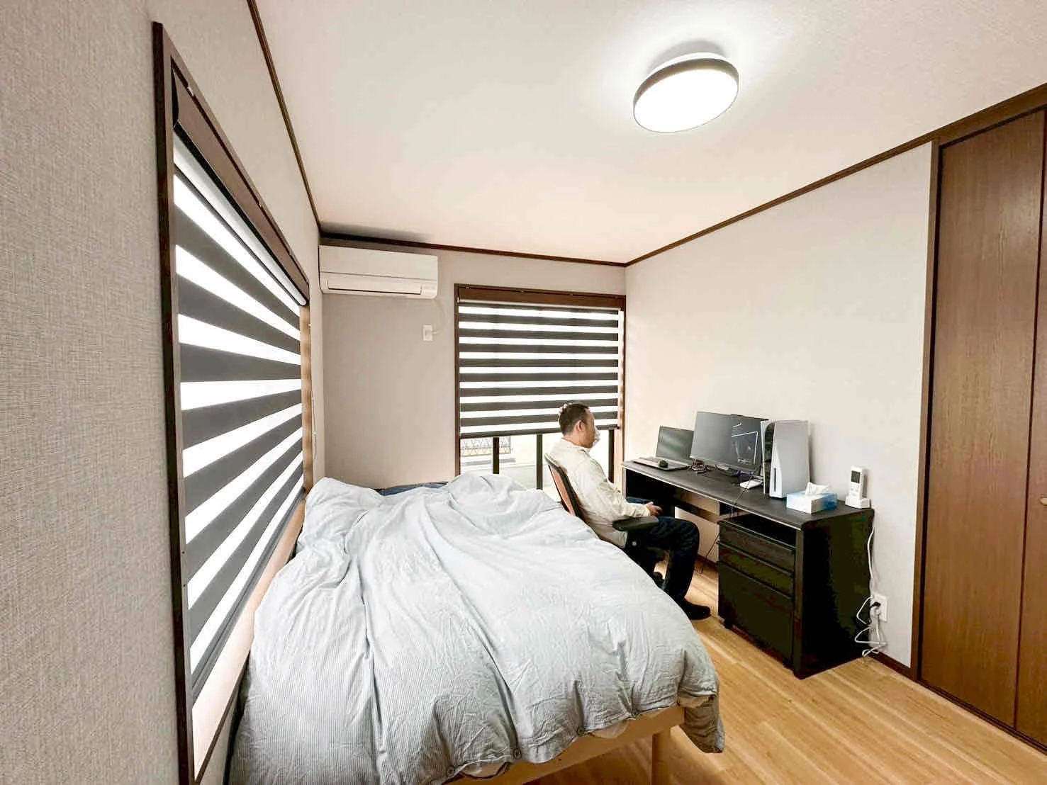 リフォーム後の個室。大きな窓から光が入り、明るい室内。