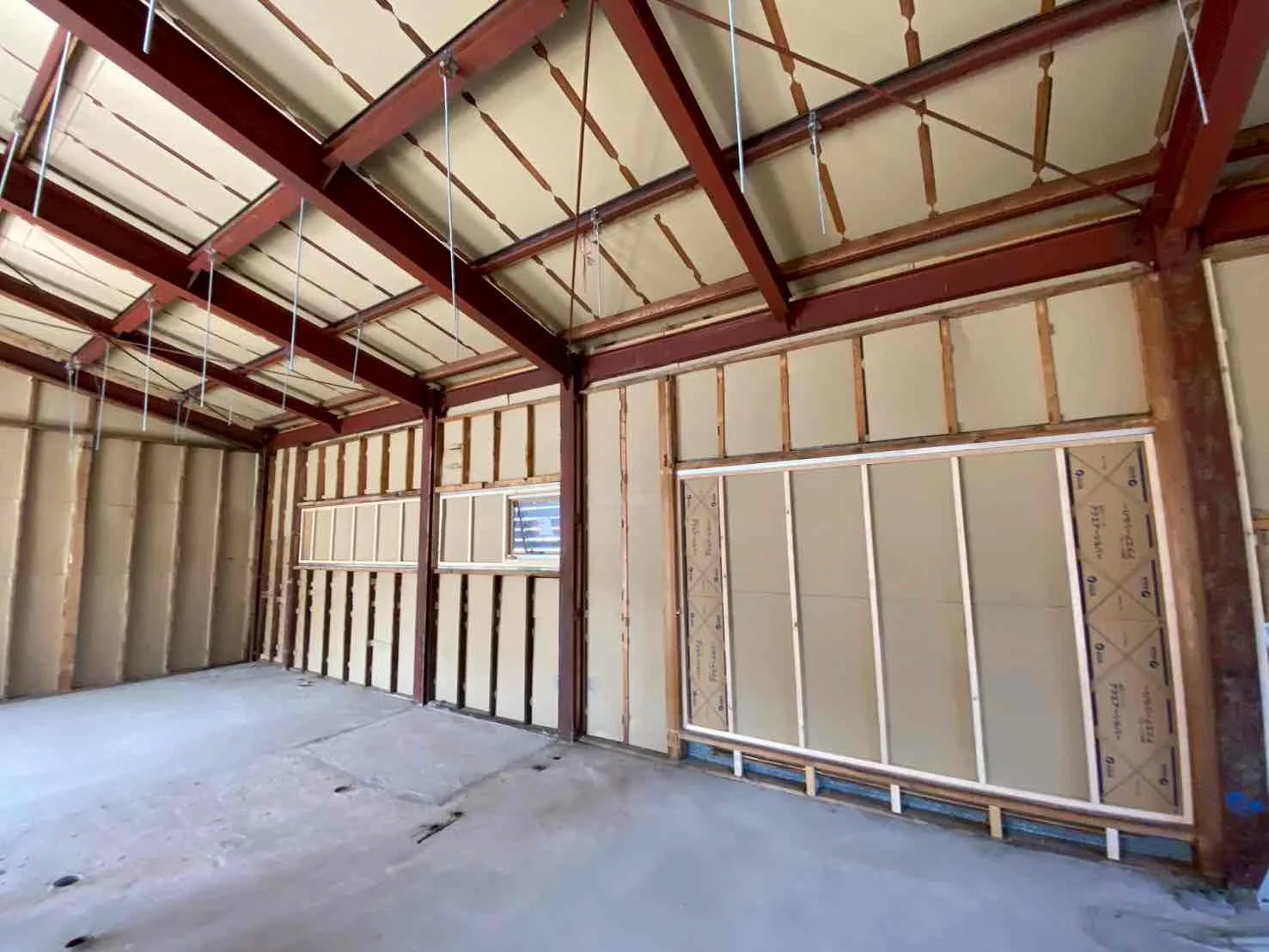 リフォーム中の室内。建物の骨組みが見えている。