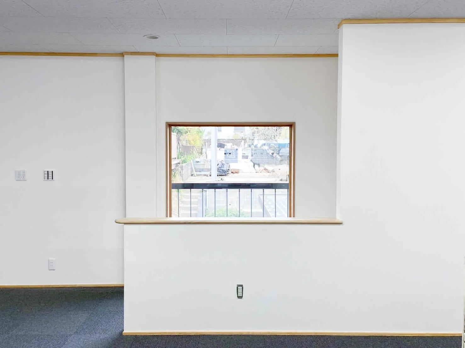 リフォーム後の室内。白い壁紙と窓からの採光で明るい。