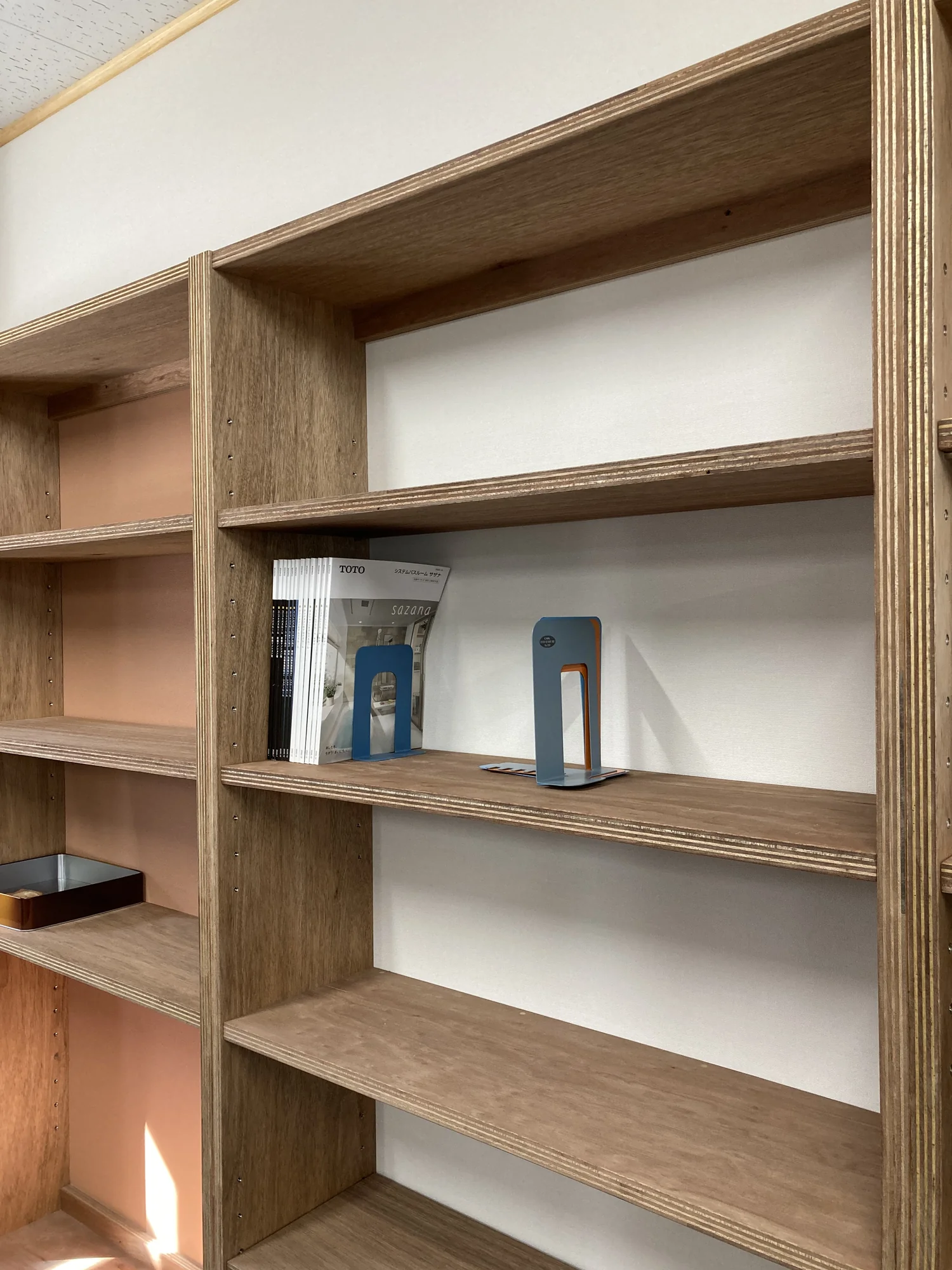 リフォーム後の室内にある本棚。こげ茶色で広々としている。