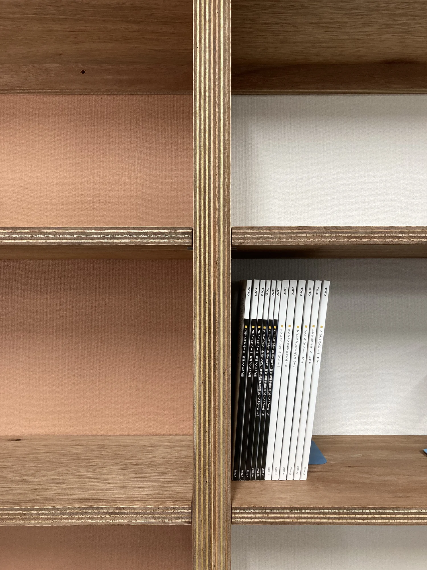 本棚の枠部分の拡大。枠と棚板は厚みのある木材が使われている。