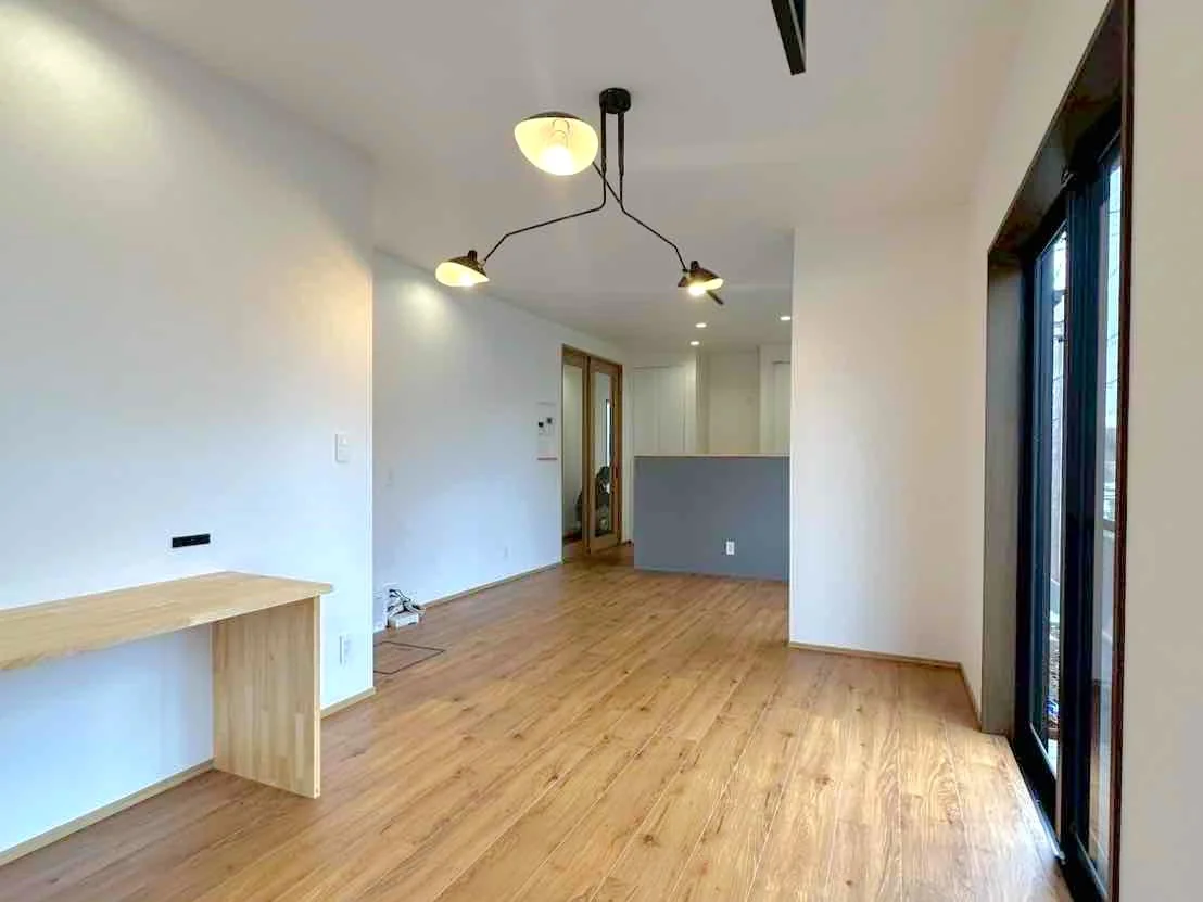 リフォーム後のリビング。照明と窓からの光で明るい室内。