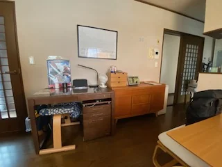 リフォーム前のリビング。学習机と引き出しが壁際に置かれている。
