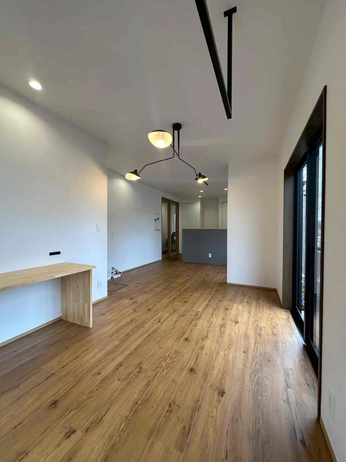 照明を点けているリビング