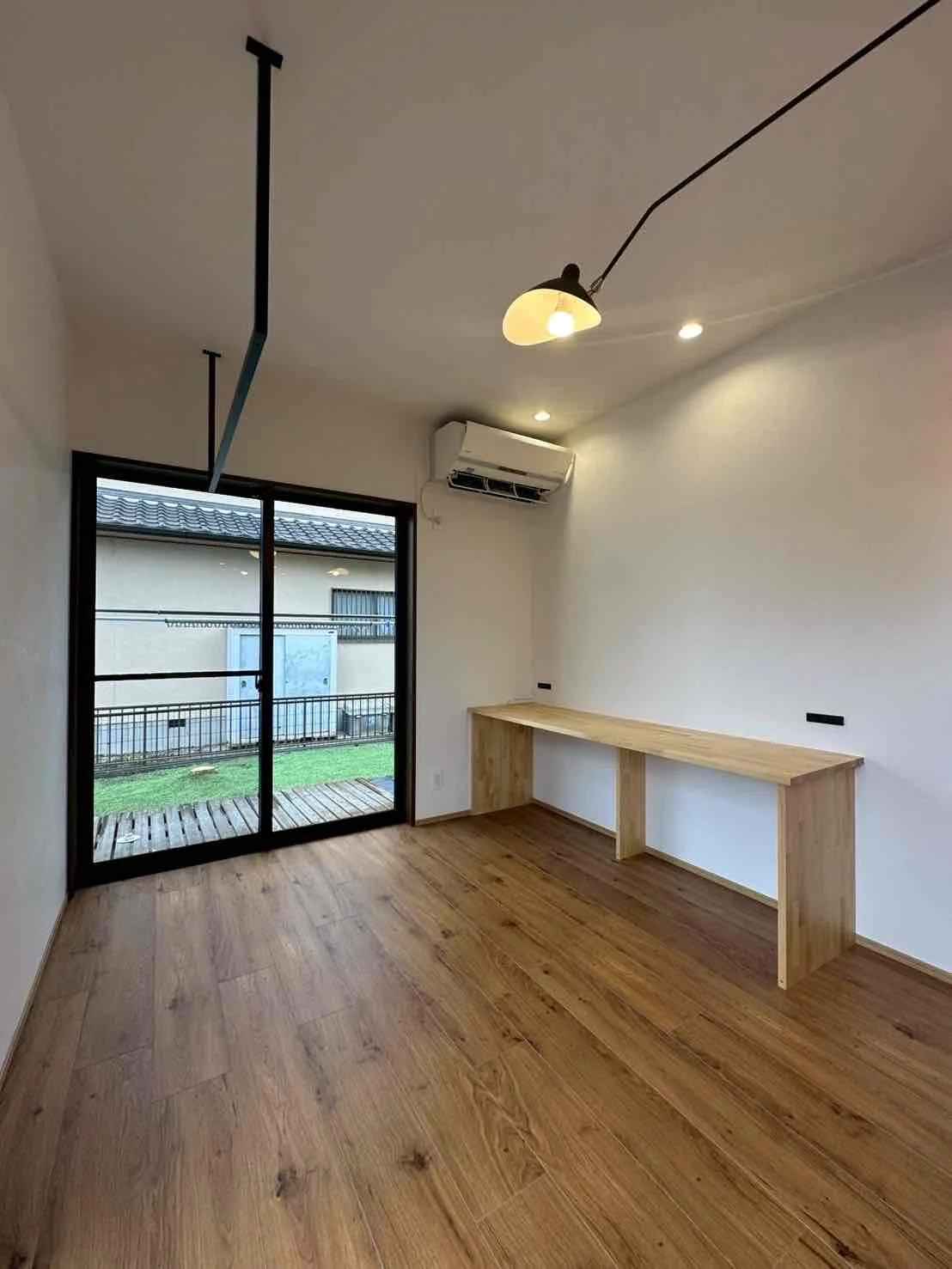 照明を点けているリビング