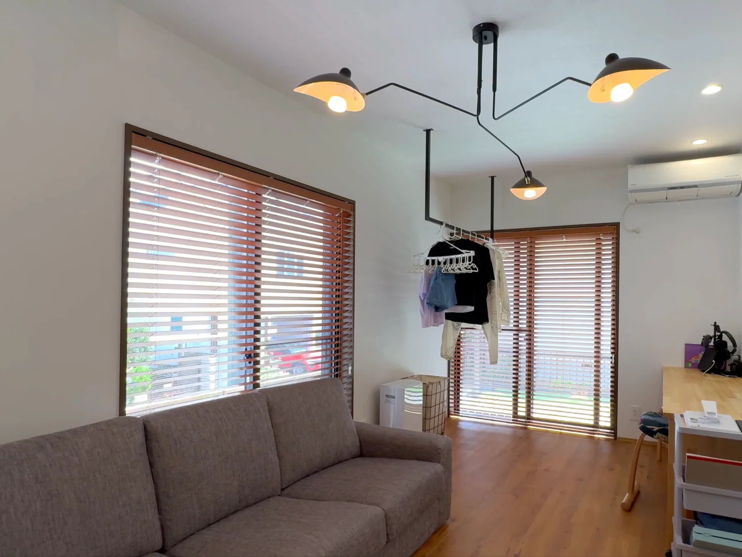 照明を点けているリビング