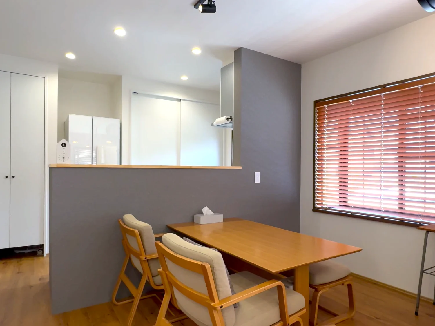 4人がけのテーブルがあるダイニング