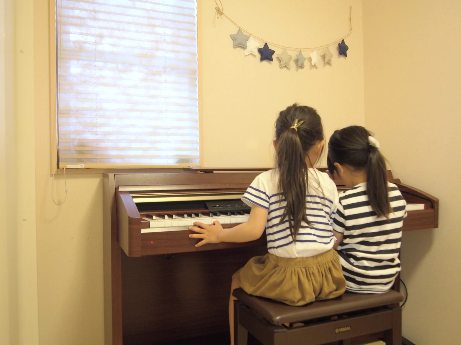 エレクトーンを一緒に演奏する二人の女の子