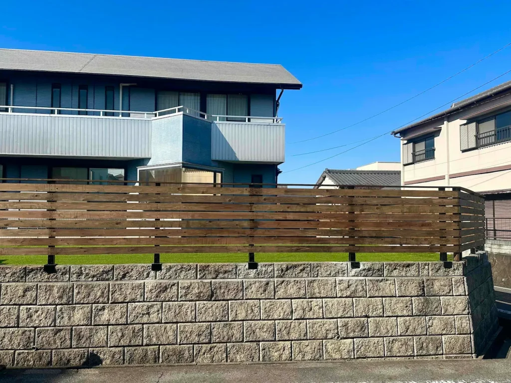ブロック塀と木製フェンス