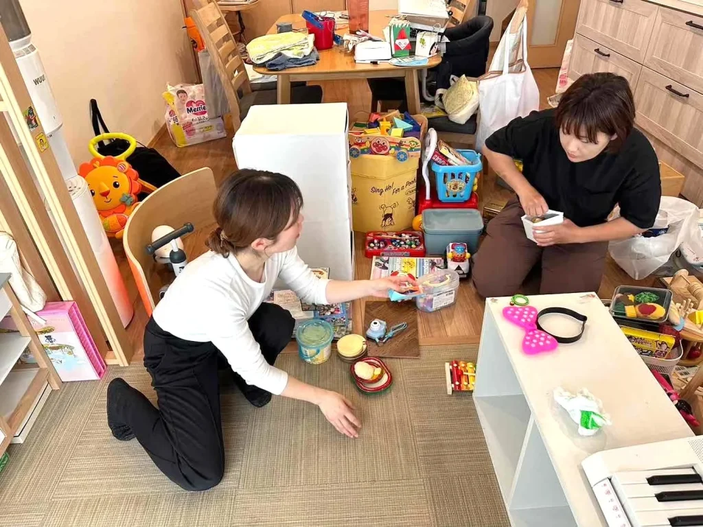 おもちゃを片付けている女性２人
