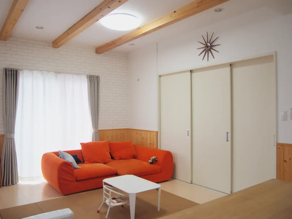 赤いソファーがあるリビング