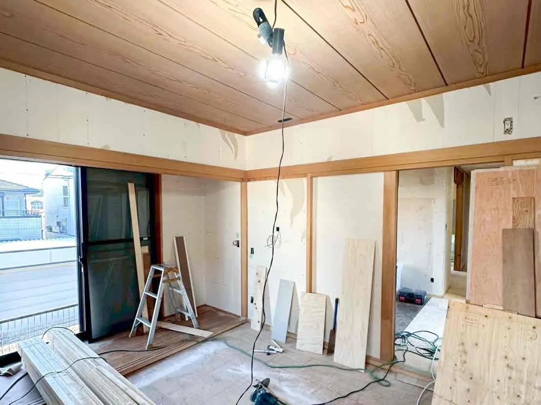 工事中の室内。木材や脚立が置かれている