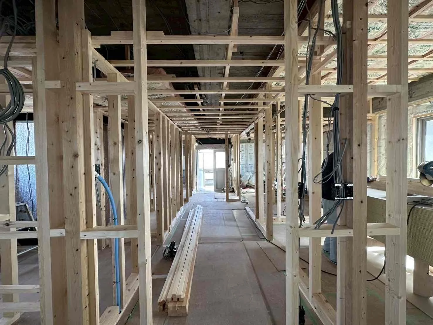 リフォーム中、コンクリート打ち放しの室内に木の骨組みが設置されている