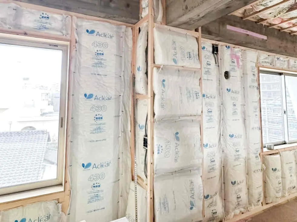 壁の骨組みに断熱材が隙間なく入れられている