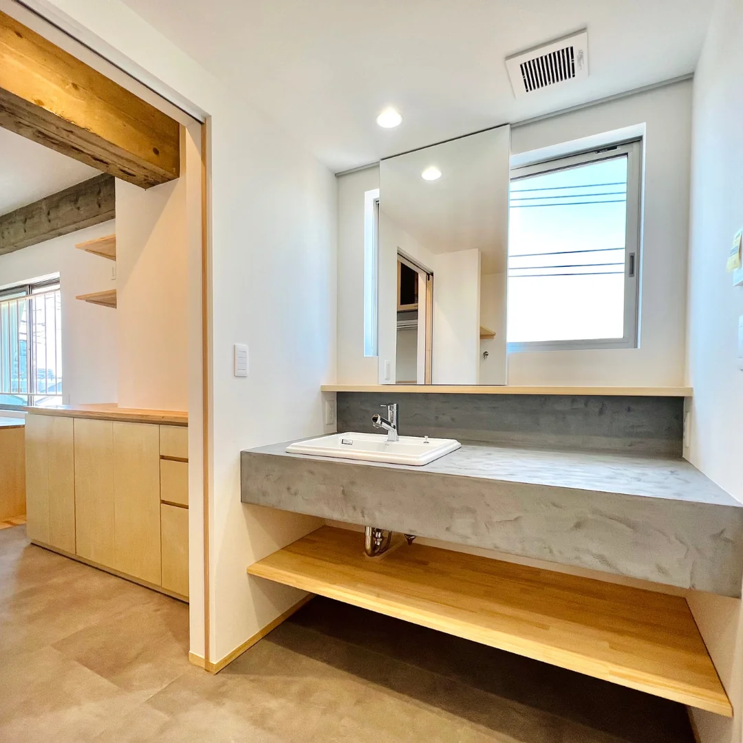 リフォーム後の洗面台。広々として明るい雰囲気。