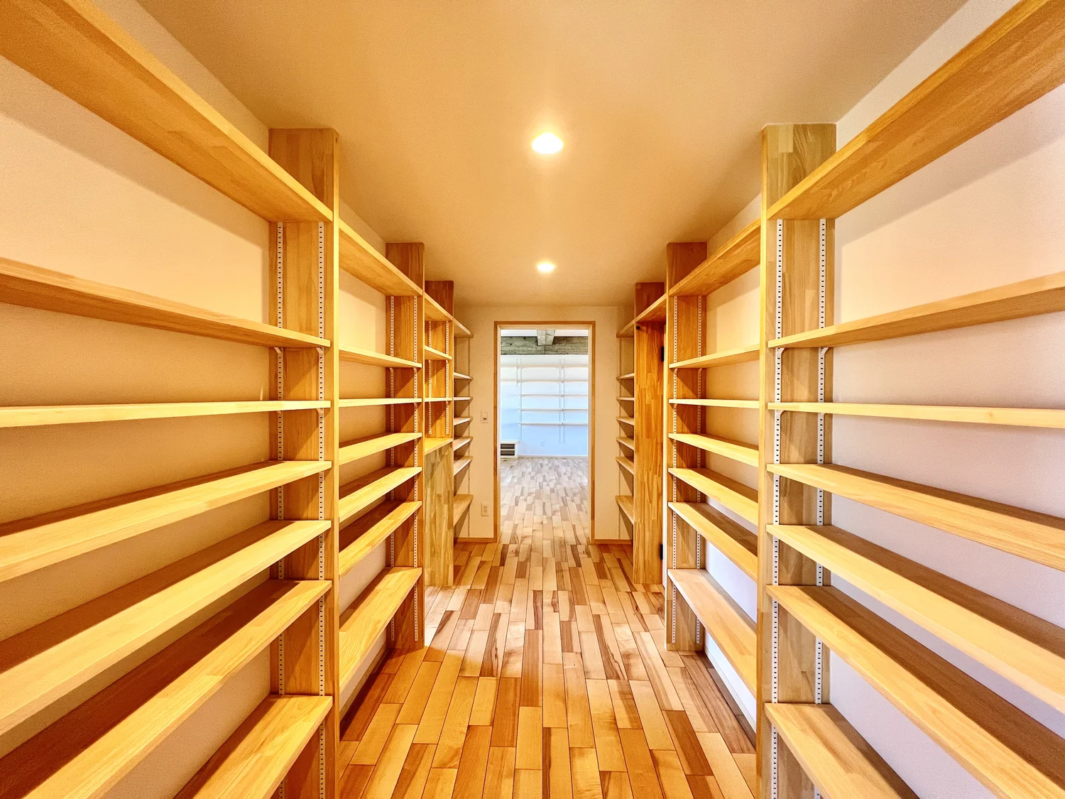 リフォーム後の収納スペース。通路の両側が棚になっている。
