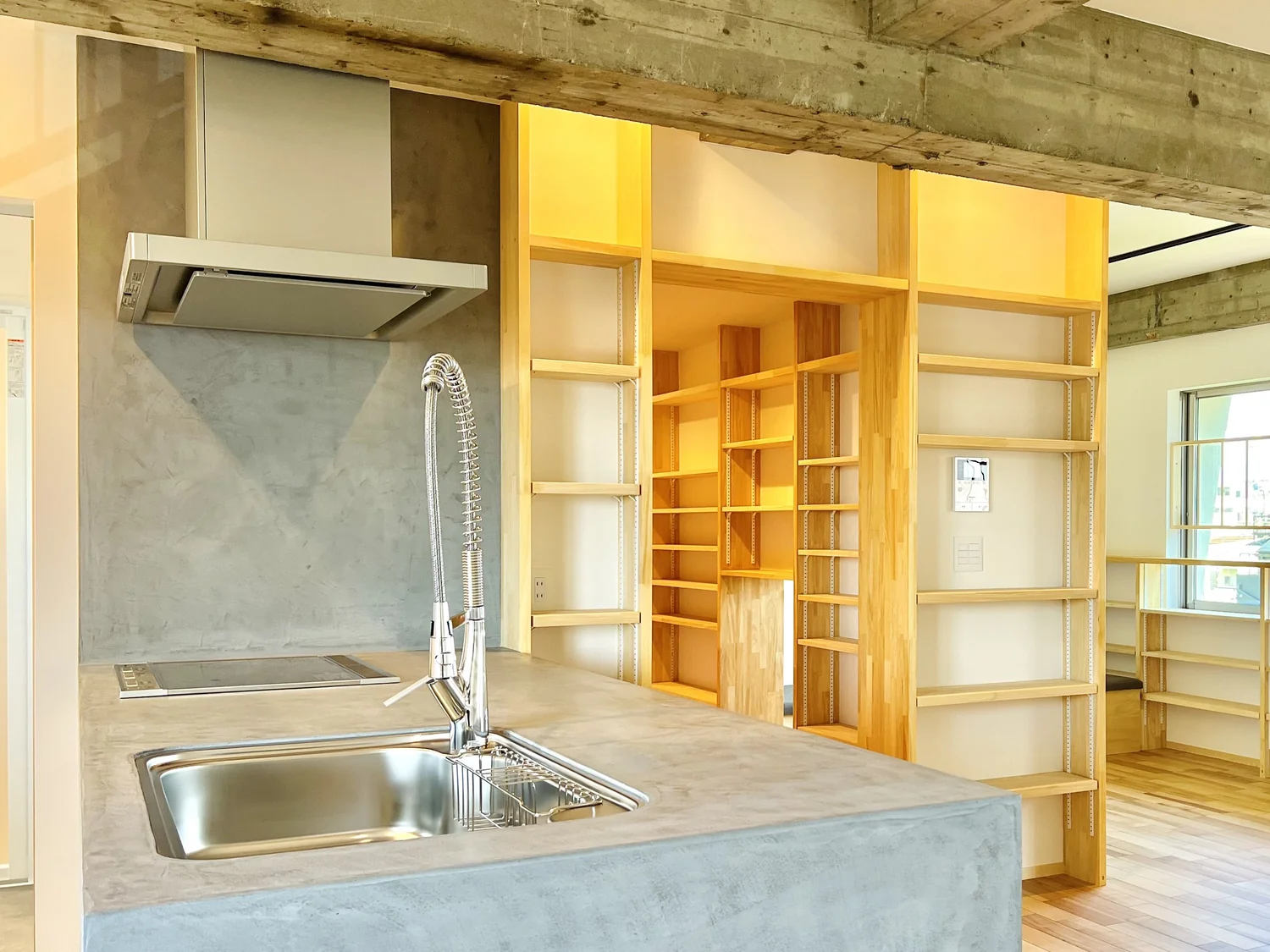 リフォーム後のキッチンと棚があるスペース