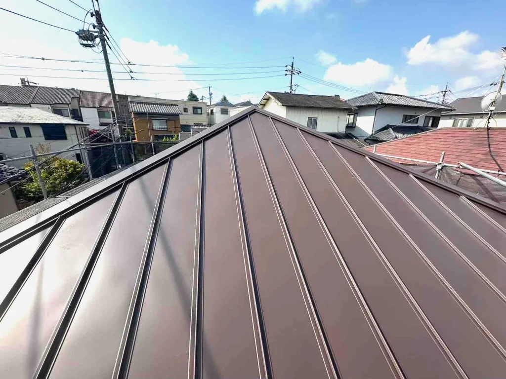 ガルバリウム鋼板のこげ茶色の屋根