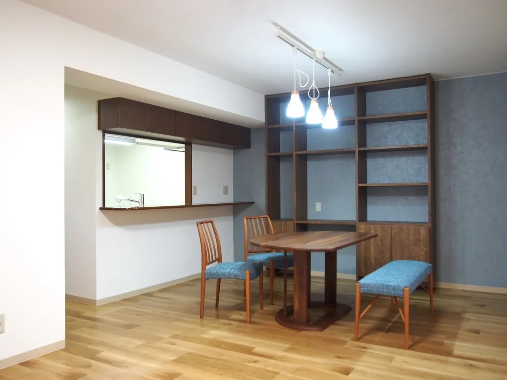 木製の棚とテーブルがある、落ち着いた雰囲気のダイニング