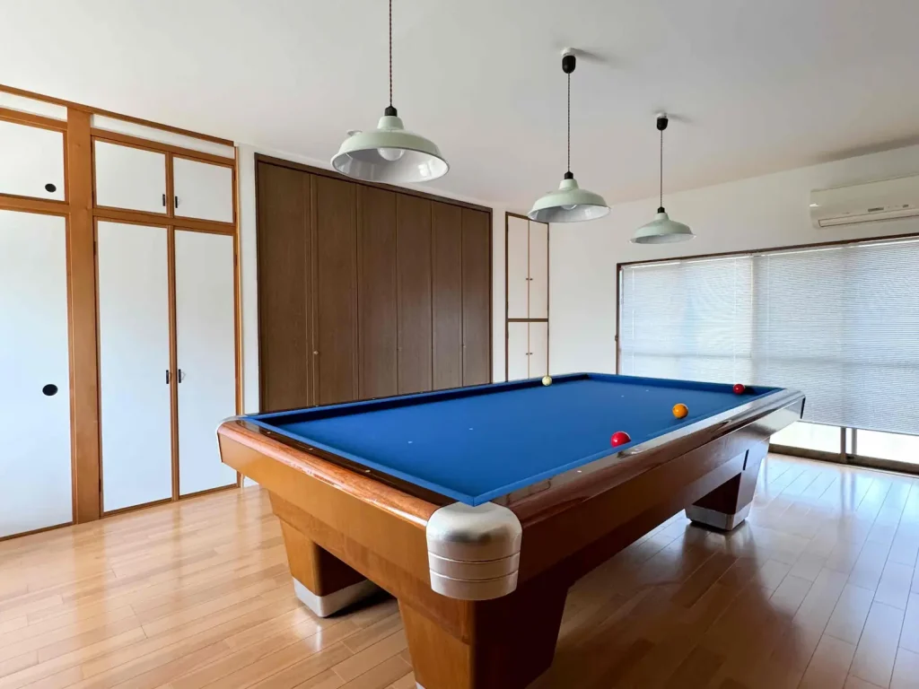 ビリヤード台がある部屋